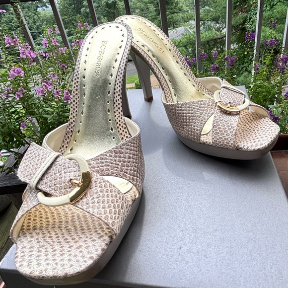 Cream Leather Peep Toe Sandal with Buckle
Size 10
Like New / Never Worn
BCBGirls - Picture 5 of 10
